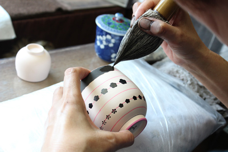 Patterned porcelain ceramics by Nendo