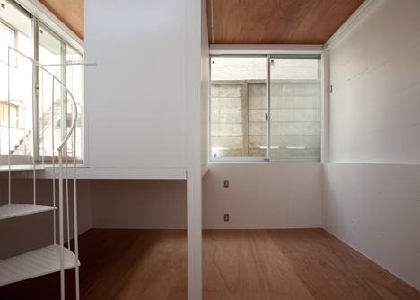 Small House by Unemori Architects