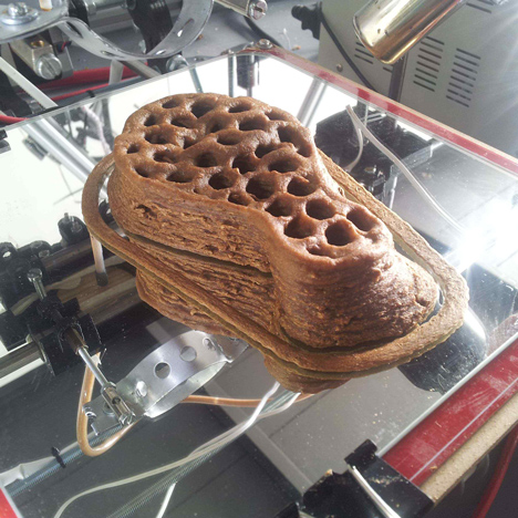 3D-printing straw substrate for Mycelium Chair by Eric Klarenbeek 3D-printing straw substrate for Mycelium Chair by Eric Klarenbeek