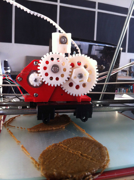 3D-printing straw for Mycelium Chair by Eric Klarenbeek 3D-printing straw for Mycelium Chair by Eric Klarenbeek