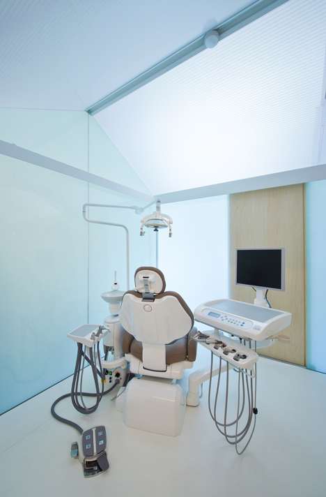 Dental Clinic in Nakayamate by Tato Architects