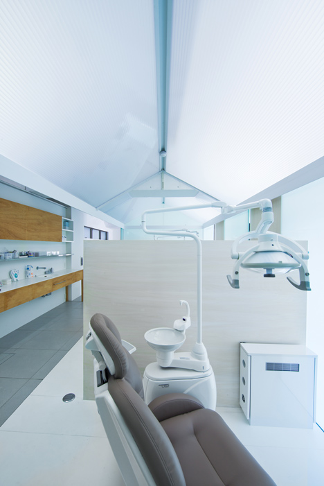 Dental Clinic in Nakayamate by Tato Architects