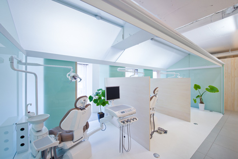 Dental Clinic in Nakayamate by Tato Architects