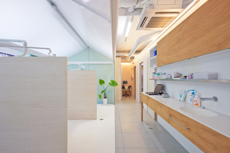 Dental Clinic in Nakayamate by Tato Architects