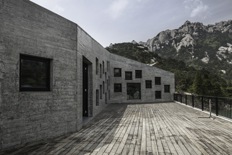 Concrete Tianzhoushan Tea House by Archiplein