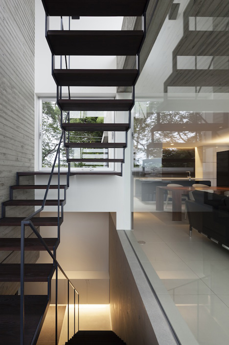House in Shinoharadai by Tai and Associates