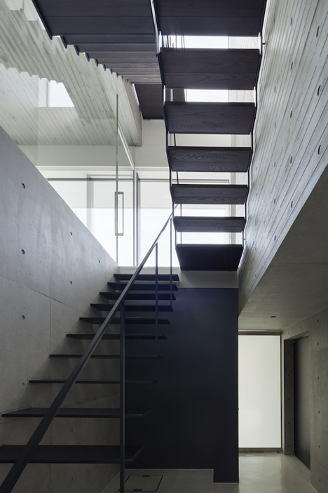 House in Shinoharadai by Tai and Associates