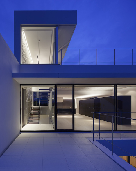 House in Shinoharadai by Tai and Associates