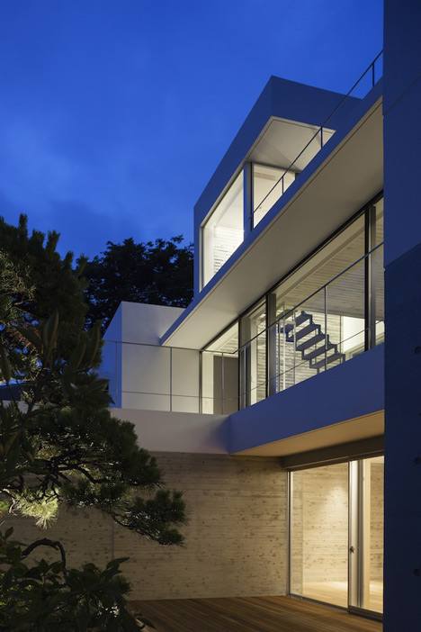 House in Shinoharadai by Tai and Associates