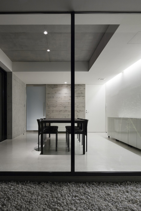 House in Shinoharadai by Tai and Associates