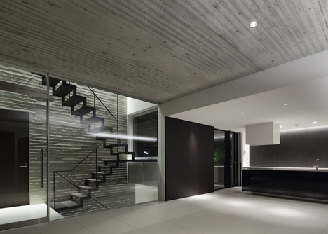 House in Shinoharadai by Tai and Associates
