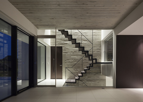 House in Shinoharadai by Tai and Associates