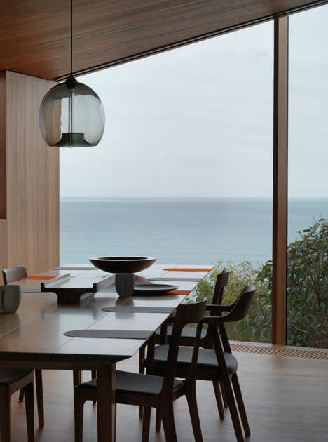 John Wardle's Fairhaven Beach House wraps a courtyard and stretches towards the ocean