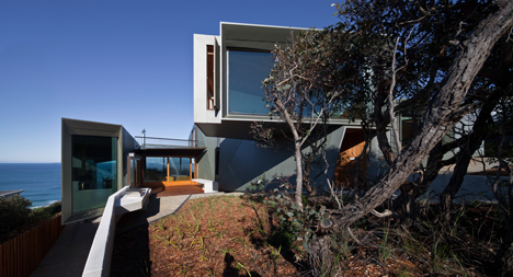 John Wardle's Fairhaven Beach House wraps a courtyard and stretches towards the ocean