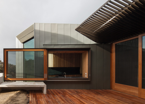 John Wardle's Fairhaven Beach House wraps a courtyard and stretches towards the ocean