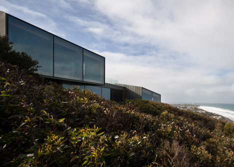 John Wardle's Fairhaven Beach House wraps a courtyard and stretches towards the ocean