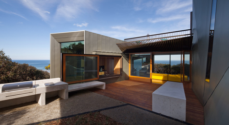 John Wardle's Fairhaven Beach House wraps a courtyard and stretches towards the ocean