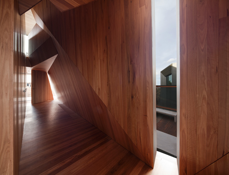 John Wardle's Fairhaven Beach House wraps a courtyard and stretches towards the ocean
