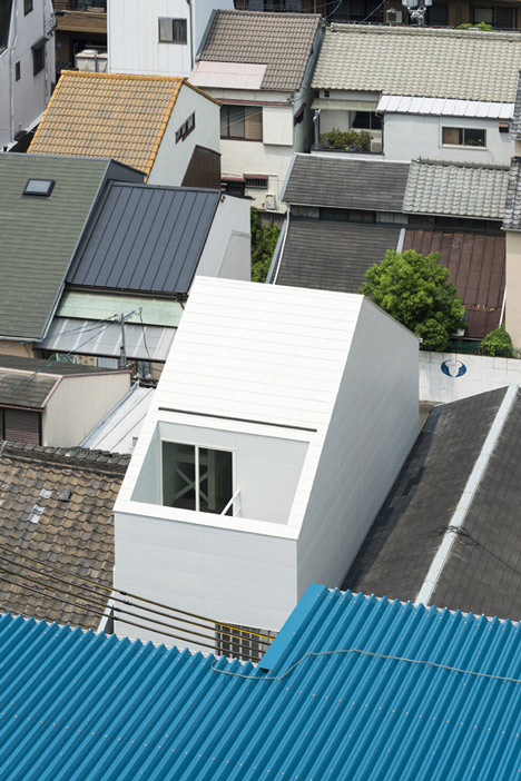 Japanese house designed around a dining table by Tsubasa Iwahashi Architects