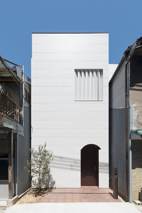 Japanese house designed around a dining table by Tsubasa Iwahashi Architects