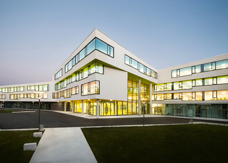 Secondary School Ergolding by Behnisch Architekten