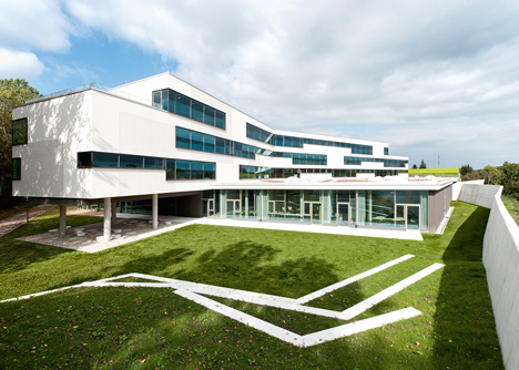 Secondary School Ergolding by Behnisch Architekten