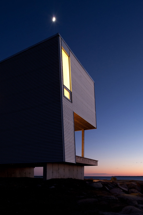 Sunset Rock House by Mackay-Lyons Sweetapple Architects