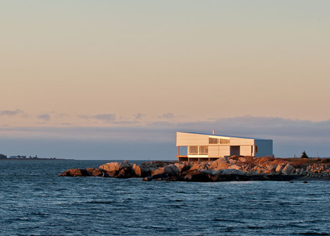 Sunset Rock House by Mackay-Lyons Sweetapple Architects