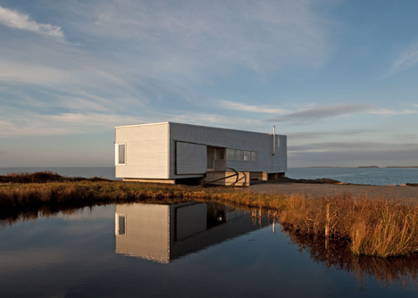 Sunset Rock House by Mackay-Lyons Sweetapple Architects