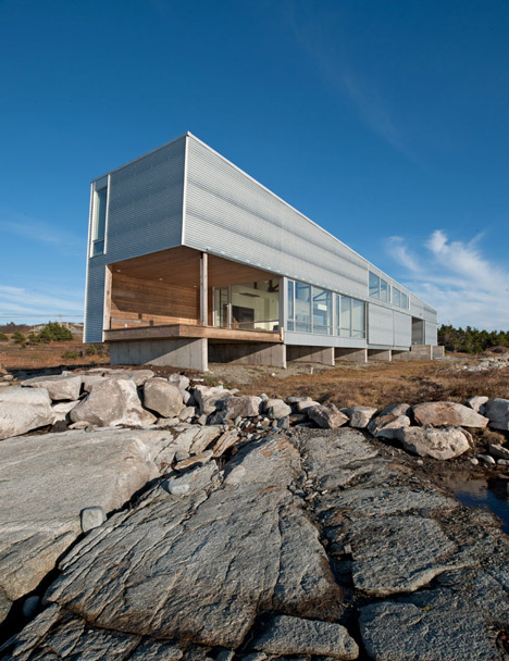Sunset Rock House by Mackay-Lyons Sweetapple Architects