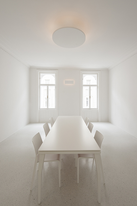 Beletage Apartment in Vienna by Alex Graef