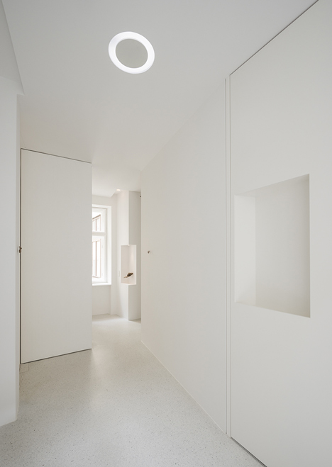 Beletage Apartment in Vienna by Alex Graef