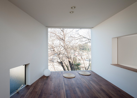 House by Kazuhiko Kishimoto with a public seating deck and gallery underneath