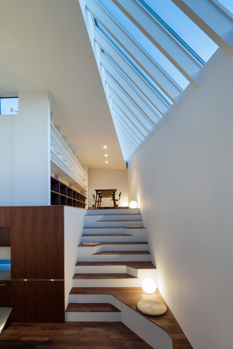 House by Kazuhiko Kishimoto with a public seating deck and gallery underneath