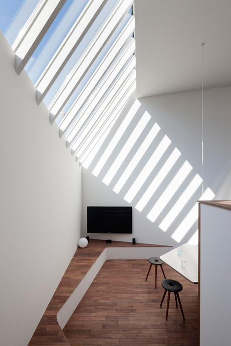 House by Kazuhiko Kishimoto with a public seating deck and gallery underneath