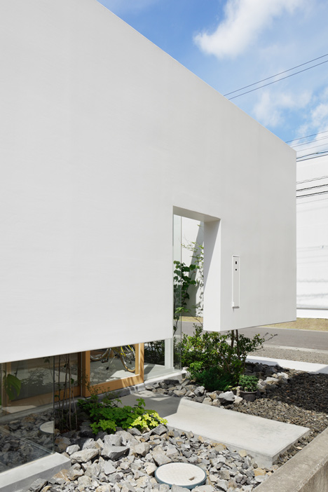 Green Edge House by mA-style Architects encases a perimeter garden behind its walls 