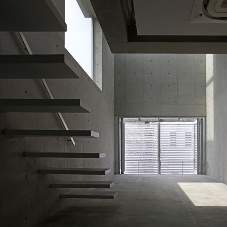 House at Minamikarasuyama by atelier HAKO architects