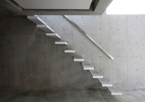 House at Minamikarasuyama by atelier HAKO architects