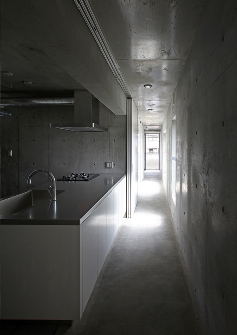 House at Minamikarasuyama by atelier HAKO architects