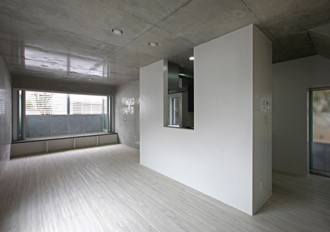 House at Minamikarasuyama by atelier HAKO architects