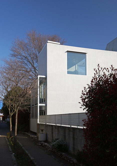 House at Minamikarasuyama by atelier HAKO architects