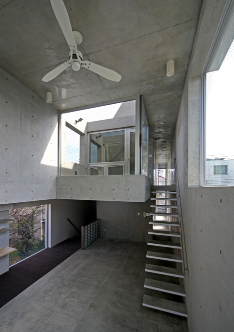 House at Minamikarasuyama by atelier HAKO architects