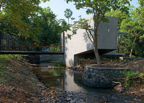 House on a stream by Architecture Brio
