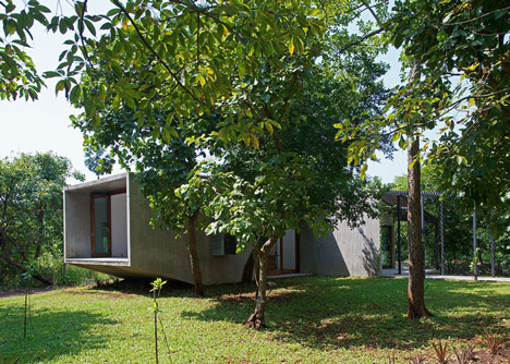 House on a stream by Architecture Brio