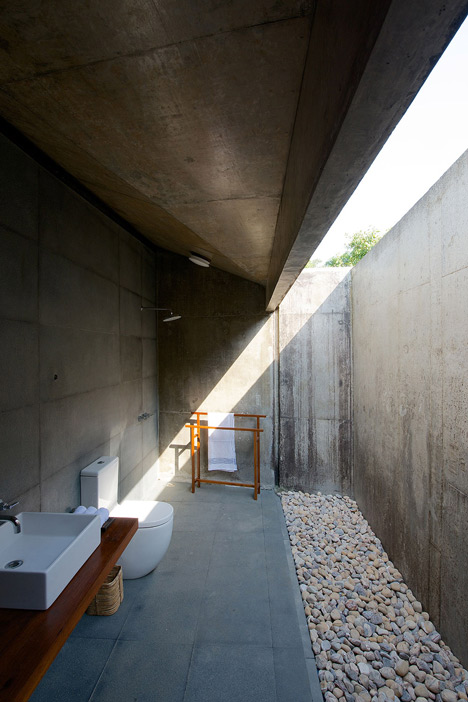 House on a stream by Architecture Brio