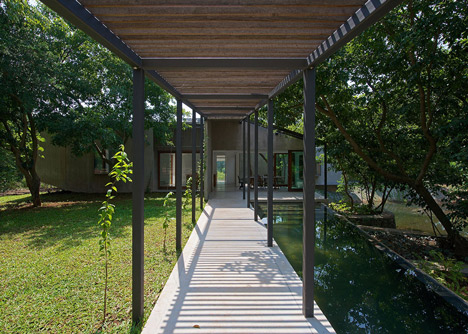 House on a stream by Architecture Brio