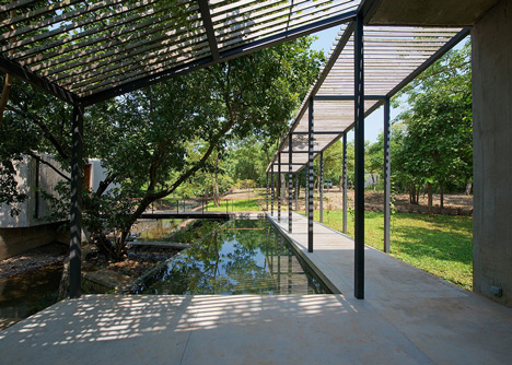 House on a stream by Architecture Brio