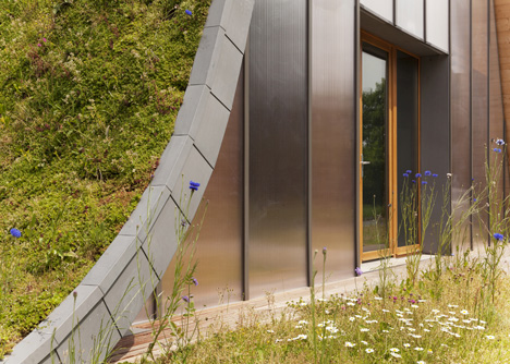 Hump-shaped house blanketed by plants by Patrick Nadeau