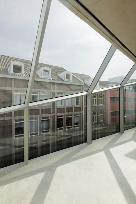 Wiel Arets completes a glazed house for a vintage car collector