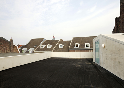 Wiel Arets completes a glazed house for a vintage car collector